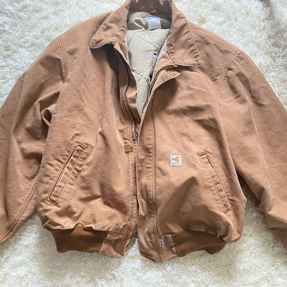 This men’s carhartt flame resistant warm coat is in great shape